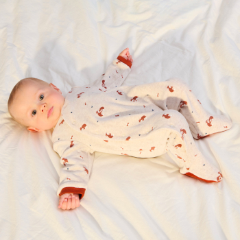 بدلة نوم مخملية للفتيان الرُضع، باللون البيج ومطبوع عليها رسمة ثعلب